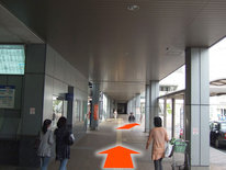 2.約30m直進、右斜め前に階段がみえます。